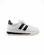 Παιδικά αθλητικά με αυτοκόλλητο και λάστιχα αστο κουντεπιέ σε συνδυασμό λευκού και μαύρου χρώματος πλάγια όψη σε λευκό φόντο.