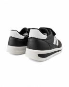 Παιδικά αθλητικά με αυτοκόλλητο και λάστιχα στο κουντεπιέ σε μαύρο χρώμα με λευκές λεπτομέρειες πίσω όψη σε λευκό φόντο.