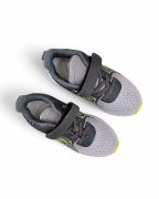 Παιδικά υφασμάτινα αθλητικά σε γκρι αποχρώσεις με πράσινες λεπτομέρειες,λευκή σόλα,αυτοκόλλητο και λάστιχα στο κουντεπιέ επάνω όψη σε λευκό φόντο.