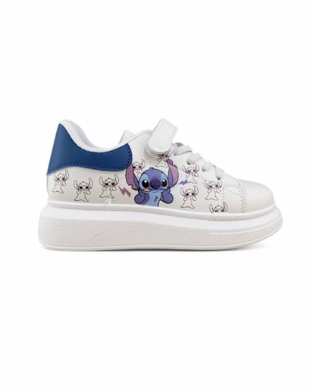 Παιδικά αθλητικά σε λευκό χρώμα με τον Stitch,μπλε λεπτομέρειες στη φτέρνα,αυτοκόλλητο και λάστιχα στο κουντεπιέ πλάγια εξωτερικη όψη σε λευκό φόντο.