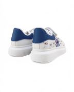 Πίσω όψη παιδικού αθλητικόυ με τον Stitch σε λευκό χρώμα με μπλε λεπτομέρειες στη φτέρνα σε λευκό φόντο.