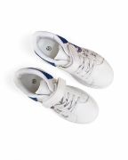 επάνω όψη παιδικού αθλητικού σε λευκό χρώμα με τον Stitch και με αυτοκόλλητο και λάστιχα στο κουντεπιέ.