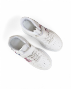 Παιδικά αθλητικά με τους Stitch και Angel σε λευκό χρώμα με αυτοκόλλητο και λάστιχα επάνω όψη σε λευκό φόντο.