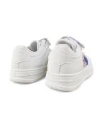 Παιδικά αθλητικά σε λευκό χρώμα με αυτοκόλλητο και λάστιχα πίσω όψη σε λευκό φόντο.