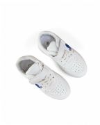 Παιδικά αθλητικά σε λευκό χρώμα με αυτοκόλλητο και λάστιχα επάνω όψη σε λευκό φόντο.