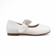 Παιδικές μπαλαρίνες σε λευκό χρώμα με μπαρέτα από δυο λουράκια με στρας και αυτοκόλλητο κούμπωμα πλάγια εξωτερική όψη σε λευκό φόντο.