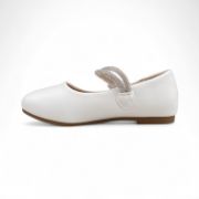 Παιδικές μπαλαρίνες σε λευκό χρώμα με μπαρέτα από δύο λουράκια με στρας και αυτοκόλλητο κούμπωμα πλάγια εσωτερική όψη σε λευκό φοντο.