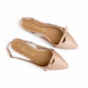 Εξώφτερνες λουστρίνι μυτερές μπαλαρίνες με διακοσμητικό λουράκι με τόκα σε μπεζ χρώμα επάνω όψη σε λευκό φόντο.