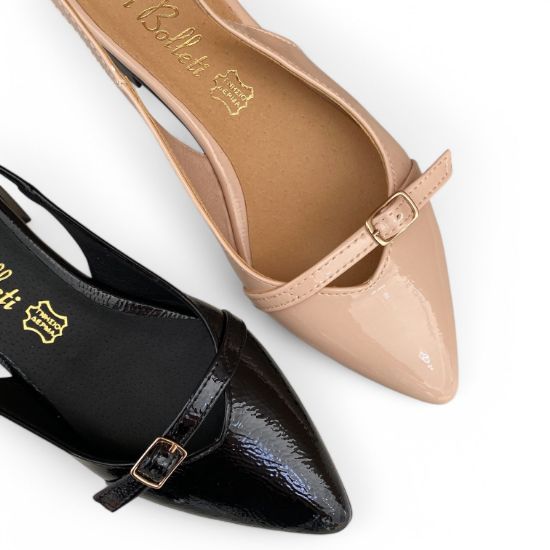 Εξώφτερνες μυτερές λουστρίνι μπαλαρίνες με διακοσμητικό λουράκι μα τόκα χαμηλά στο κουντεπιέ σε μπεζ και μαύρο χρώμα η μια δίπλα στην άλλη κοντινό στις μύτες επάνω όψη σε λευκό φόντο.