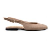 Εξώφτερνες suede  μπαλαρίνες με τετράγωνη μύτη σε πούρο χρώμα πλάγια εξωτερική όψη σε λευκό φόντο.