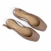 Εξώφτερνες suede  μπαλαρίνες με τετράγωνη μύτη σε πούρο χρώμα επάνω όψη σε λευκό φόντο.