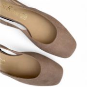 Εξώφτερνες suede  μπαλαρίνες με τετράγωνη μύτη σε πούρο χρώμα επάνω όψη κοντινό στη μύτη  σε λευκό φόντο.