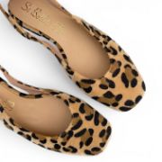 Εξώφτερνες μπαλαρίνες σε λεοπάρ χρώμα με τετράγωνη μύτη από pony skin επάνω όψη σε λευκό φόντο.