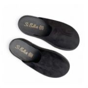 Δίσολα clogs εξώφτερνα με κλειστή στρογγυλή μύτη από σουεντ υλικό σε μαύρο χρώμα επάνω όψη σε λευκό φόντο.