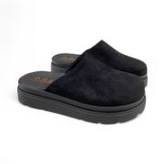 Δίσολα clogs εξώφτερνα με κλειστή στρογγυλή μύτη από σουεντ υλικό σε μαύρο χρώμα διαγώνια όψη σε λευκό φόντο.