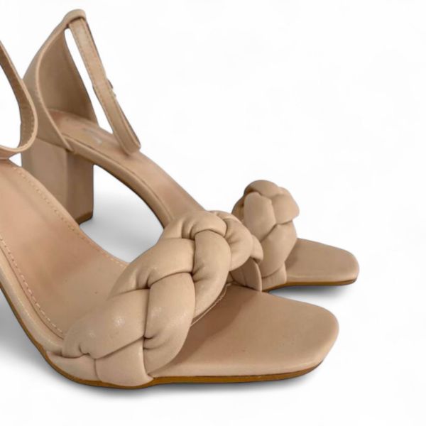 Εικόνα της Old Πέδιλο με χοντρό τακούνι και πλέκτη φάσα