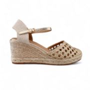 Γυναικείες εσπαντρίγιες πλατφόρμες με πλεκτο σχέδιο σε χρυσό χρώμα και μπαρέτα στο κουντεπιέ πλάγια εξωτερική όψη σε λευκό φόντο.