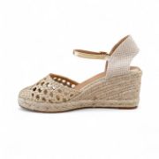Γυναικείες εσπαντρίγιες πλατφόρμες με πλεκτο σχέδιο σε χρυσό χρώμα και μπαρέτα στο κουντεπιέ πλάγια εσωτερική όψη σε λευκό φόντο.