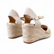 Γυναικείες εσπαντρίγιες πλατφόρμες με πλεκτο σχέδιο σε χρυσό χρώμα και μπαρέτα στο κουντεπιέ πίσω όψη σε λευκό φόντο.