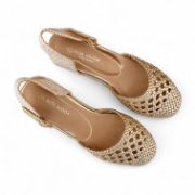 Γυναικείες εσπαντρίγιες πλατφόρμες με πλεκτο σχέδιο σε χρυσό χρώμα και μπαρέτα στο κουντεπιέ πάνω όψη σε λευκό φόντο.