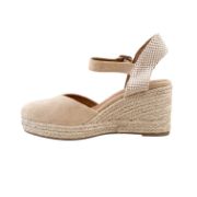 Γυναικείες εσπαντρίγιες πλατφόρμες καστορ σε μπεζ χρώμα με κλειστή μύτη,ανοιχτή φτέρνα και μπαρέτα στο κουντεπιέ πλάγια εσωτερική όψη σε λευκό φόντο.