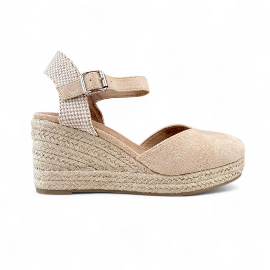 Γυναικείες εσπαντρίγιες πλατφόρμες καστορ σε μπεζ χρώμα με κλειστή μύτη,ανοιχτή φτέρνα και μπαρέτα στο κουντεπιέ πλάγια εξωτερική όψη σε λευκό φόντο.