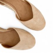 Γυναικείες εσπαντρίγιες πλατφόρμες καστορ σε μπεζ χρώμα με κλειστή μύτη,ανοιχτή φτέρνα και μπαρέτα στο κουντεπιέ επάνω όψη σε λευκό φόντο.