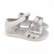 Παιδικά ανατομικά πέδιλα για κορίτσια με κλειστή φτέρνα, λουράκια με αυτοκόλλητο στο κουντεπιέ και στα δάχτυλα, διακοσμημένα με γκλίτερ και πεταλόυδα με στρας στο λουράκι στα δάχτυλα σε λευκό χρώμα πλάγια όψη σε λευκό φόντο.