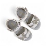 Παιδικά ανατομικά πέδιλα για κορίτσια με κλειστή φτέρνα, λουράκια με αυτοκόλλητο στο κουντεπιέ και στα δάχτυλα, διακοσμημένα με γκλίτερ και πεταλόυδα με στρας στο λουράκι στα δάχτυλα σε λευκό χρώμα επάνω όψη σε λευκό φόντο.	