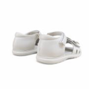 Παιδικά ανατομικά πέδιλα για κορίτσια με κλειστή φτέρνα, λουράκια με αυτοκόλλητο στο κουντεπιέ και στα δάχτυλα, διακοσμημένα με γκλίτερ και πεταλόυδα με στρας στο λουράκι στα δάχτυλα σε λευκό χρώμα πίσω όψη σε λευκό φόντο.