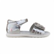 Παιδικά ανατομικά πέδιλα για κορίτσια με κλειστή φτέρνα, λουράκια με αυτοκόλλητο στο κουντεπιέ και στα δάχτυλα, διακοσμημένα με γκλίτερ και πεταλόυδα με στρας στο λουράκι στα δάχτυλα σε ασημί χρώμα πλάγια εξωτερική όψη σε λευκό φόντο.	