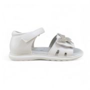 Παιδικά ανατομικά πέδιλα για κορίτσια με κλειστή φτέρνα, λουράκια με αυτοκόλλητο στο κουντεπιέ και στα δάχτυλα, διακοσμημένα με γκλίτερ και πεταλόυδα με στρας στο λουράκι στα δάχτυλα σε λευκό χρώμα πλάγια εξωτερική όψη σε λευκό φόντο.	