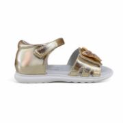 Παιδικά ανατομικά πέδιλα για κορίτσια με κλειστή φτέρνα, λουράκια με αυτοκόλλητο στο κουντεπιέ και στα δάχτυλα, διακοσμημένα με γκλίτερ και πεταλόυδα με στρας στο λουράκι στα δάχτυλα σε χρυσό χρώμα πλάγια εξωτερική όψη σε λευκό φόντο.	
