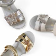 Παιδικά ανατομικά πέδιλα για κορίτσια με κλειστή φτέρνα, λουράκια με αυτοκόλλητο στο κουντεπιέ και στα δάχτυλα, διακοσμημένα με γκλίτερ και πεταλόυδα με στρας στο λουράκι στα δάχτυλα σε ασημί,λευκό και χρυσό χρώμα επάνω όψη σε λευκό φόντο.	