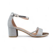 Γυναικεία πέδιλα σε ασημί χρώμα με γκλίτερ, κλειστή φτέρνα, λουράκι αστραγάλου, λουράκι με στρας και φάσα από γκλίτερ στα δάχτυλα και χαμηλό χοντρό τακούνι πλάγια εξωτερική όψη σε λευκό φόντο.