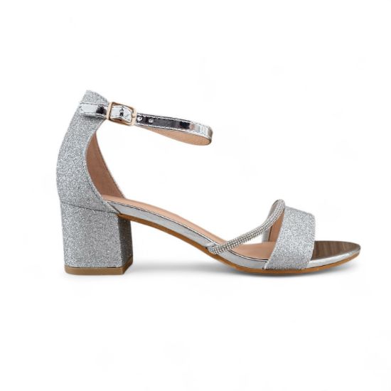 Γυναικεία πέδιλα σε ασημί χρώμα με γκλίτερ, κλειστή φτέρνα, λουράκι αστραγάλου, λουράκι με στρας και φάσα από γκλίτερ στα δάχτυλα και χαμηλό χοντρό τακούνι πλάγια εξωτερική όψη σε λευκό φόντο.