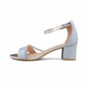 Γυναικεία πέδιλα σε ασημί χρώμα με γκλίτερ, κλειστή φτέρνα, λουράκι αστραγάλου, λουράκι με στρας και φάσα από γκλίτερ στα δάχτυλα και χαμηλό χοντρό τακούνι πλάγια εσωτερική όψη σε λευκό φόντο.