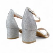 Γυναικεία πέδιλα σε ασημί χρώμα με γκλίτερ, κλειστή φτέρνα, λουράκι αστραγάλου, λουράκι με στρας και φάσα από γκλίτερ στα δάχτυλα και χαμηλό χοντρό τακούνι πίσω όψη σε λευκό φόντο.