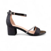 Γυναικεία πέδιλα σε μαύρο χρώμα με γκλίτερ, κλειστή φτέρνα, λουράκι αστραγάλου, λουράκι με στρας και φάσα από γκλίτερ στα δάχτυλα και χαμηλό χοντρό τακούνι πλάγια εξωτερική όψη σε λευκό φόντο.