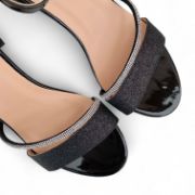 Γυναικεία πέδιλα σε μαύρο χρώμα με γκλίτερ, κλειστή φτέρνα, λουράκι αστραγάλου, λουράκι με στρας και φάσα από γκλίτερ στα δάχτυλα και χαμηλό χοντρό τακούνι επάνω όψη σε λευκό φόντο.