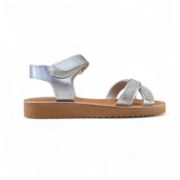 Παιδικά πέδιλα για κορίτσια σε ασημί μεταλλιζέ χρώμα από γνήσιο δέρμα με μπεζ σόλα και πάτο.Έχουν αυτοκόλλητο κούμπωμα στο κουντεπιά και χιαστί λουράκια με στρας στα δάχτυλα.Πλάγια εξωτερική όψη σε λευκό φόντο.