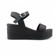 Γυναικείες πλατφόρμες πέδιλα σε όλο μαυρο χρώμα με μπαρέτα στο κουντεπιέ και φάσα στα δάχτυλα πλάγια εξωτερική όψη σε λευκό φόντο.