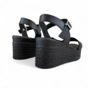 Γυναικείες πλατφόρμες πέδιλα σε όλο μαυρο χρώμα με μπαρέτα στο κουντεπιέ και φάσα στα δάχτυλα πίσω όψη σε λευκό φόντο.