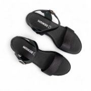 Γυναικείες πλατφόρμες πέδιλα σε όλο μαυρο χρώμα με μπαρέτα στο κουντεπιέ και φάσα στα δάχτυλα επάνω όψη σε λευκό φόντο.