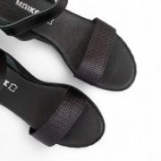 Γυναικείες πλατφόρμες πέδιλα σε όλο μαυρο χρώμα με μπαρέτα στο κουντεπιέ και φάσα στα δάχτυλα επάνω όψη σε λευκό φόντο.