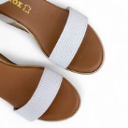 Γυναικείες πλατφόρμες πέδιλα σε λευκό χρώμα με μπεζ σόλα με μπαρέτα στο κουντεπιέ και φάσα στα δάχτυλα επάνω όψη σε λευκό φόντο.