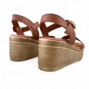 Γυναικείες πλατφόρμες πέδιλα σε ταμπά χρώμα με μπεζ σόλα με μπαρέτα στο κουντεπιέ και φάσα στα δάχτυλα πίσω όψη σε λευκό φόντο.