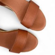 Γυναικείες πλατφόρμες πέδιλα σε ταμπά χρώμα με μπεζ σόλα με μπαρέτα στο κουντεπιέ και φάσα στα δάχτυλα επάνω όψη σε λευκό φόντο.