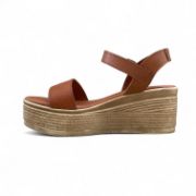 Γυναικείες πλατφόρμες πέδιλα σε ταμπά χρώμα με μπεζ σόλα με μπαρέτα στο κουντεπιέ και φάσα στα δάχτυλα πλάγια εσωτερική όψη σε λευκό φόντο.