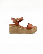 Γυναικείες πλατφόρμες πέδιλα σε ταμπά χρώμα με μπεζ σόλα με μπαρέτα στο κουντεπιέ και φάσα στα δάχτυλα πλάγια εξωτερική όψη σε λευκό φόντο.